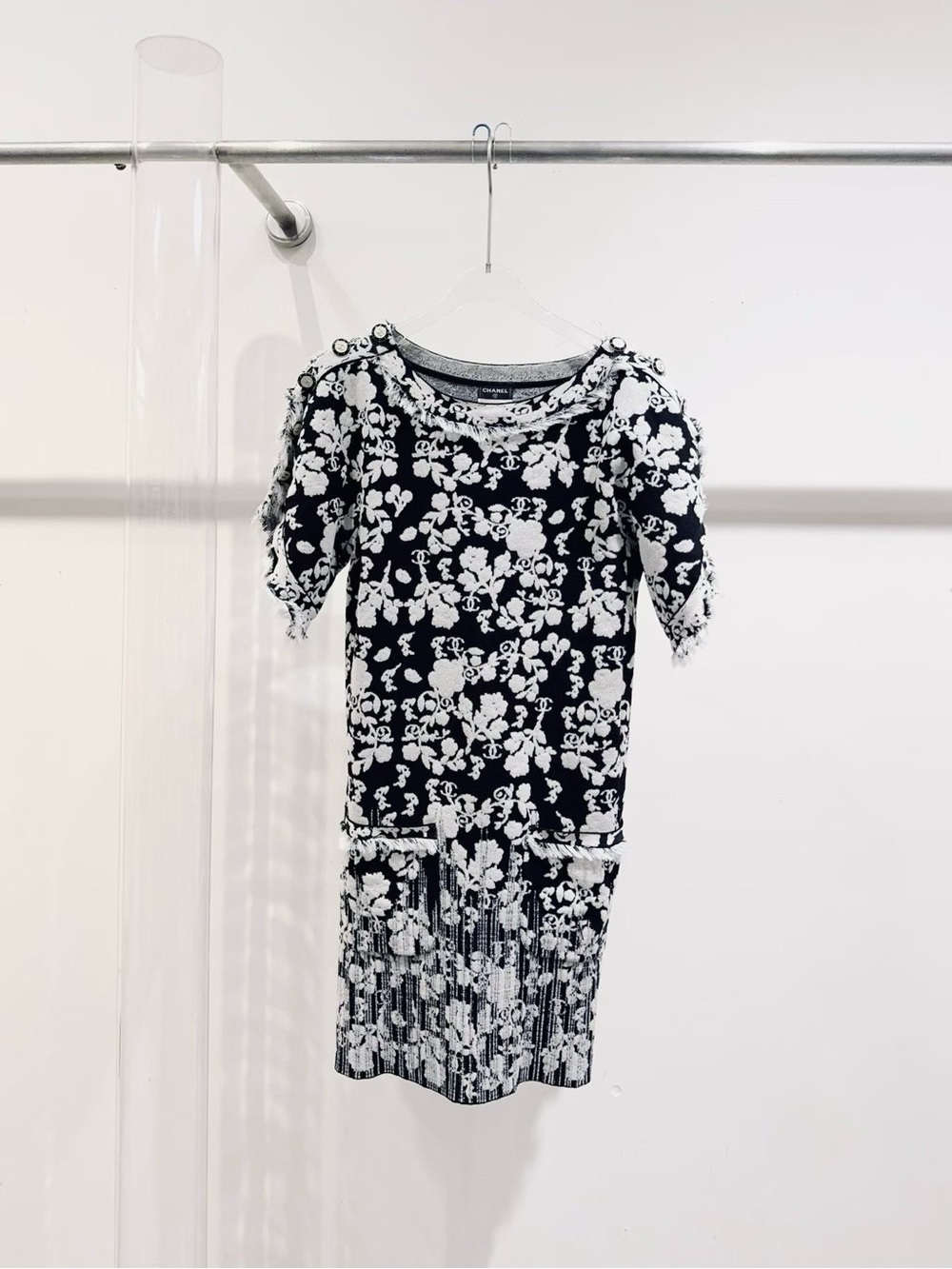 🚩steal CHANEL Black and White Floral Knit Top
